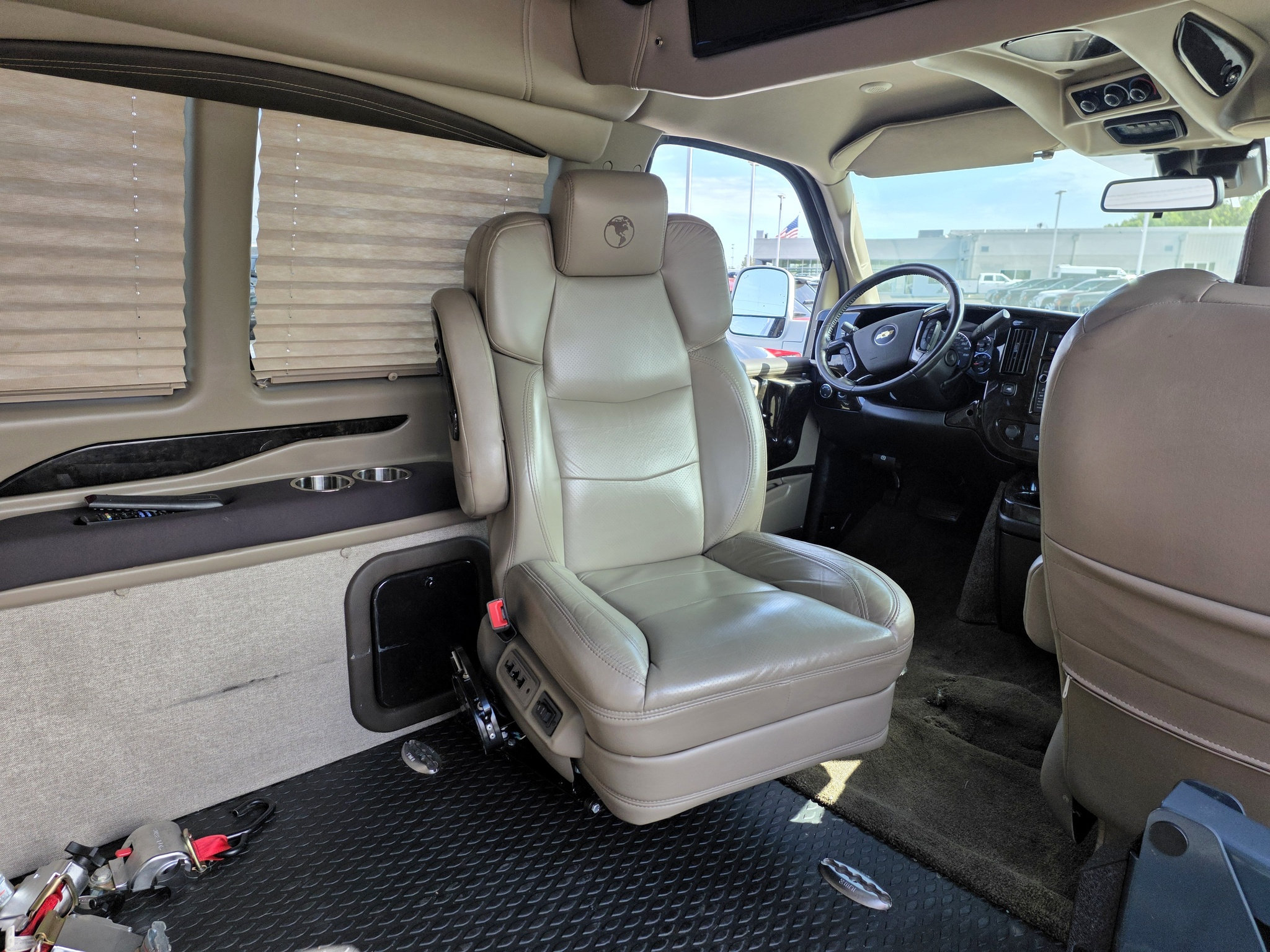 Used 2020 Chevrolet Express 2500 Extended w/ Enhanced Convenience Package RWD image 9