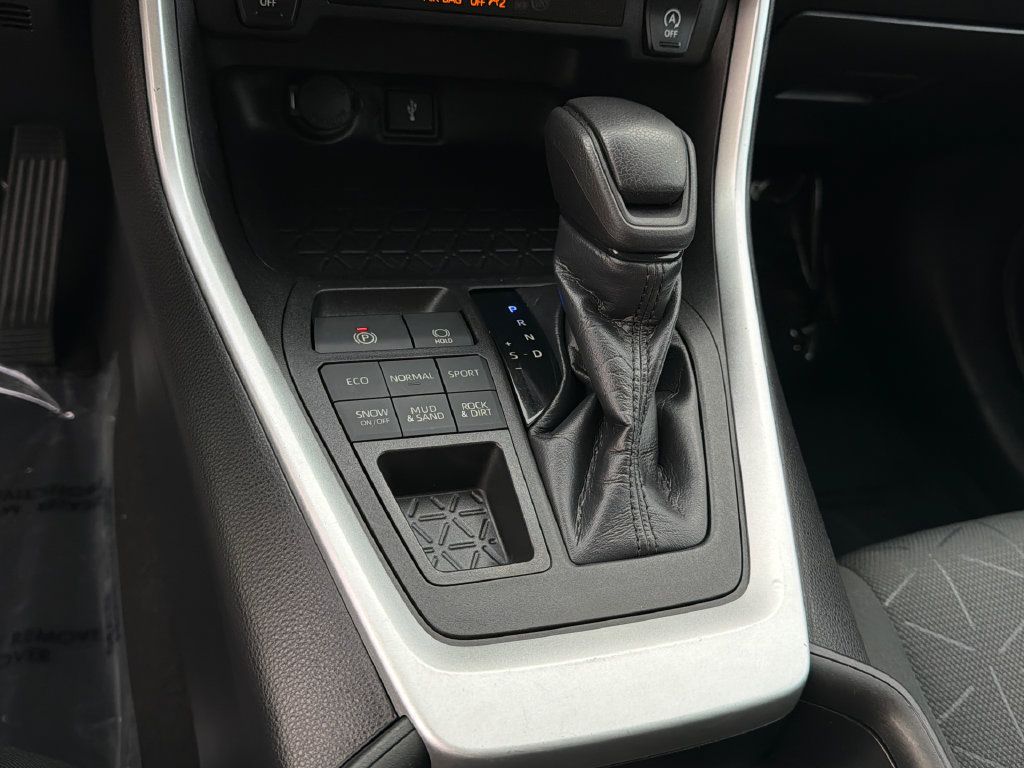 Used 2021 Toyota RAV4 XLE AWD/4WD image 26