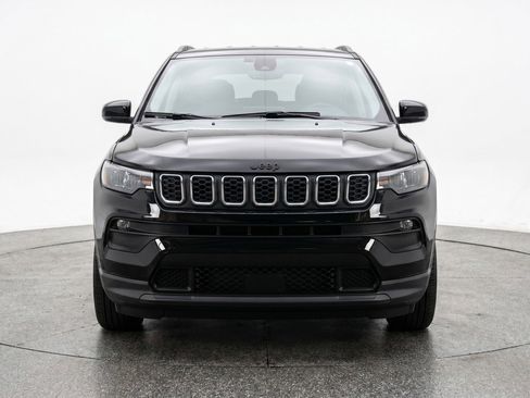 Used 2025 Jeep Compass Latitude AWD/4WD image 2