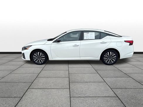 Used 2025 Nissan Altima 2.5 SV FWD image 2