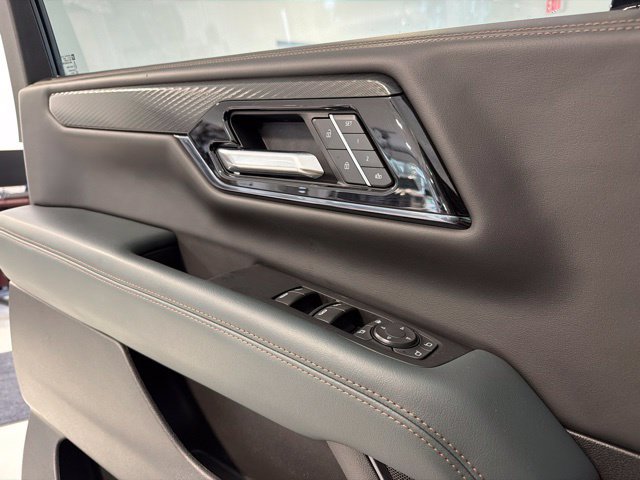 Used 2025 GMC Yukon XL AT4 w/ AT4 Premium Package AWD/4WD image 13