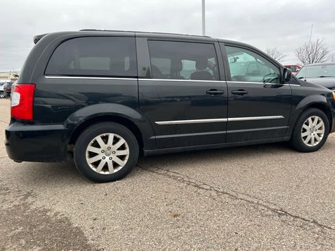 Used 2013 Chrysler Town & Country Touring image 18