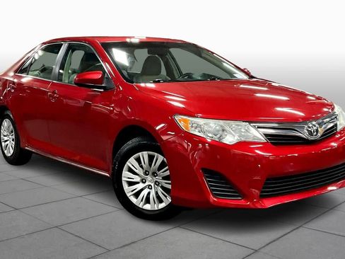 Used 2013 Toyota Camry LE image 2