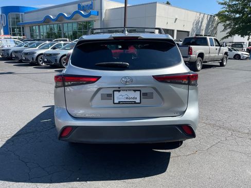 Used 2021 Toyota Highlander LE FWD image 4