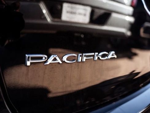 Used 2024 Chrysler Pacifica Touring-L image 10