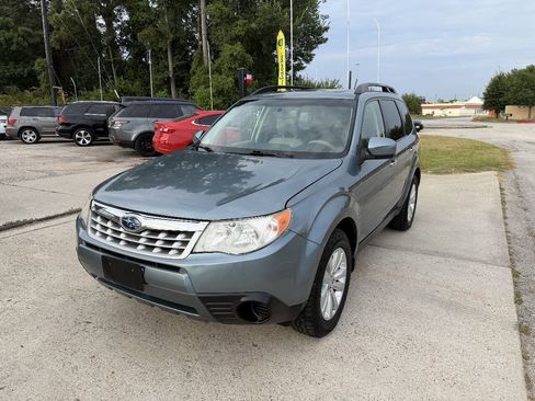 Used 2013 Subaru Forester 2.5X Premium w/ Popular Pkg 3 AWD/4WD image 2