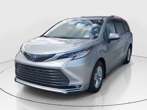 Certified 2024 Toyota Sienna Limited image 4
