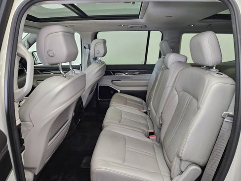 Used 2022 Jeep Wagoneer Series III w/ Premium Group I AWD/4WD image 5