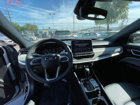 Used 2025 Jeep Compass Limited image 34