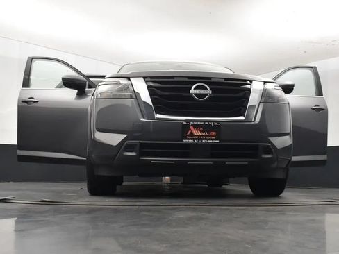Used 2024 Nissan Pathfinder SV FWD image 11
