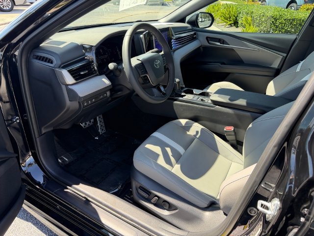 Used 2025 Toyota Camry SE FWD image 11