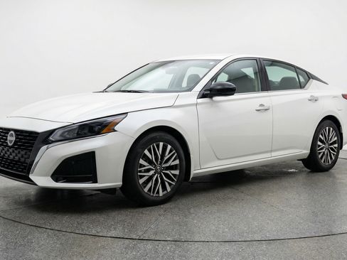 Used 2025 Nissan Altima 2.5 SV image 3
