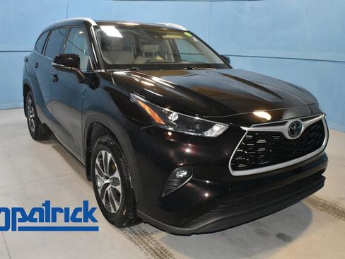 Used 2022 Toyota Highlander XLE AWD/4WD image 1