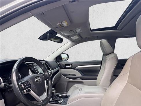 Used 2019 Toyota Highlander XLE image 10