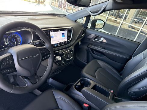 New 2026 Chrysler Pacifica Select w/ S Appearance Package image 16