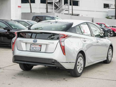 Used 2016 Toyota Prius Two w/ Preferred Accessory Package FWD image 6