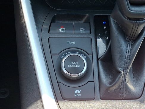 Used 2025 Toyota RAV4 LE AWD/4WD image 23