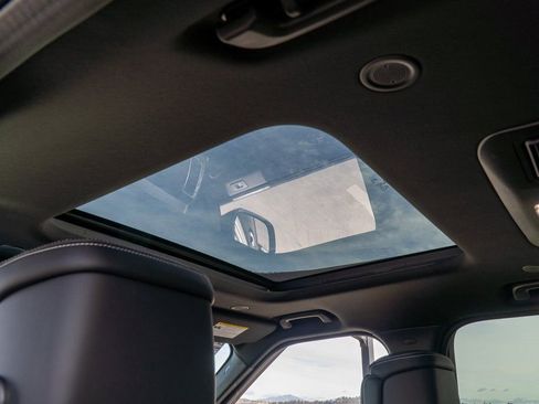 Used 2025 Land Rover Discovery Dynamic SE image 31