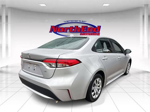 Used 2022 Toyota Corolla LE image 3