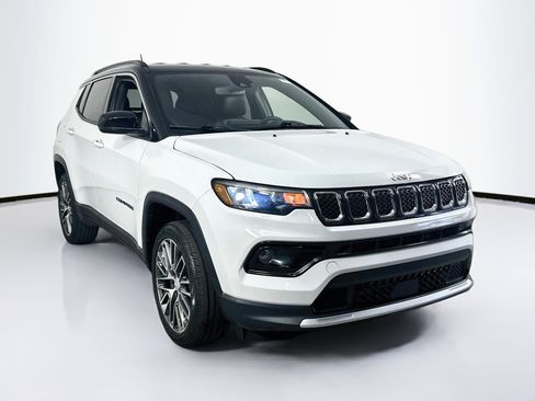 Used 2023 Jeep Compass Limited w/ Elite Group AWD/4WD image 3