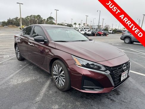 Used 2024 Nissan Altima 2.5 SV image 1