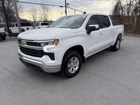 Used 2025 Chevrolet Silverado 1500 LT image 2