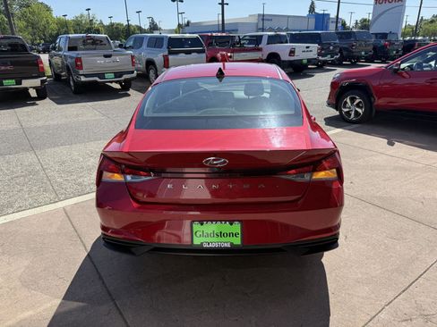 Used 2022 Hyundai Elantra SEL w/ Convenience Package FWD image 5