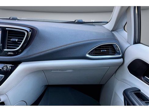 Used 2020 Chrysler Pacifica Limited FWD image 47