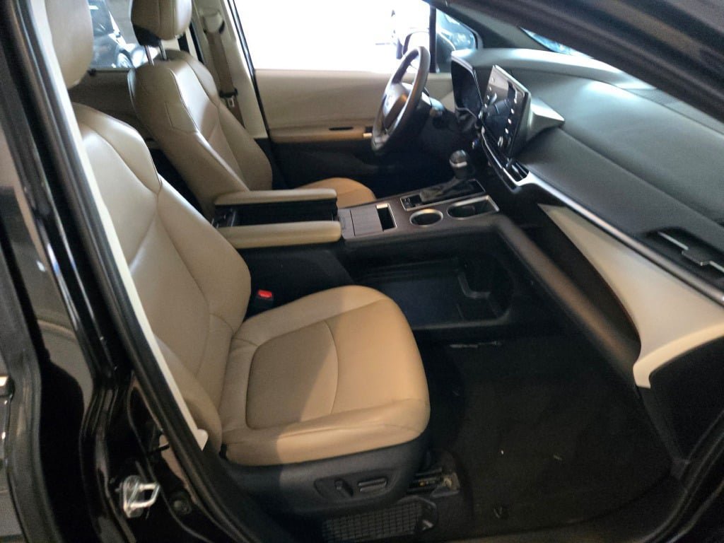 Used 2023 Toyota Sienna XLE AWD/4WD image 6