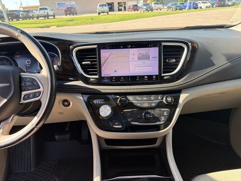 Used 2021 Chrysler Pacifica Limited w/ Premium & Safety Sphere Group AWD/4WD image 17
