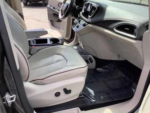 Used 2017 Chrysler Pacifica Limited FWD image 43