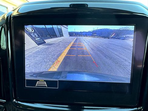 Used 2021 Chevrolet Traverse LT image 18