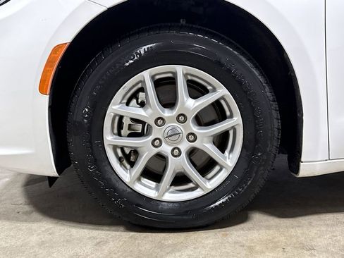 Used 2023 Chrysler Pacifica Touring-L FWD image 27