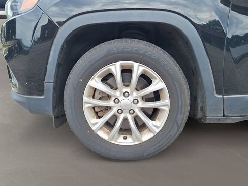 Used 2019 Jeep Cherokee Latitude w/ Popular Appearance Group FWD image 8