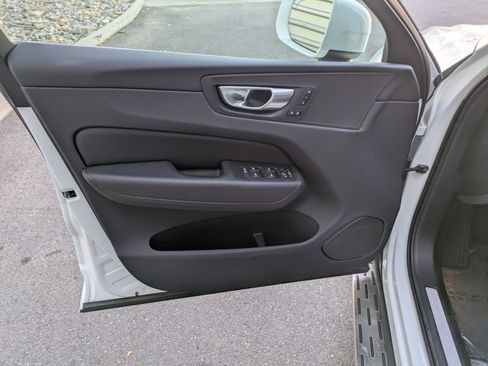 Used 2023 Volvo XC60 B5 Plus image 13