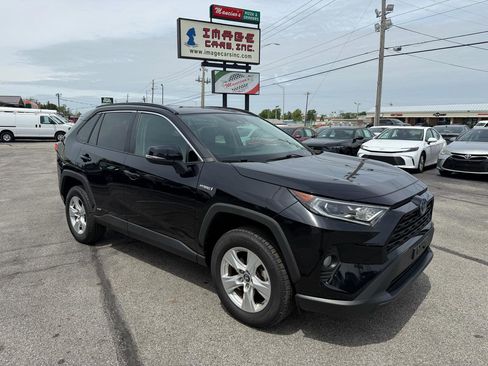 Used 2021 Toyota RAV4 XLE w/ Convenience Package AWD/4WD image 4