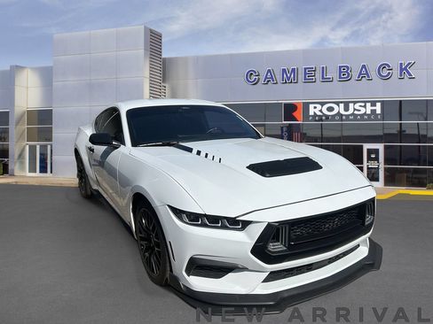 Used 2024 Ford Mustang Coupe RWD image 3