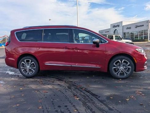 New 2026 Chrysler Pacifica Pinnacle AWD/4WD image 2