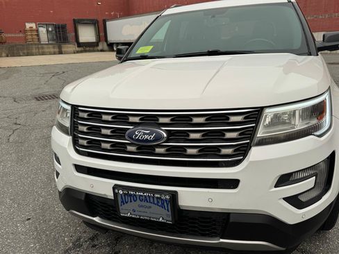 Used 2017 Ford Explorer XLT w/ Equipment Group 202A AWD/4WD image 27