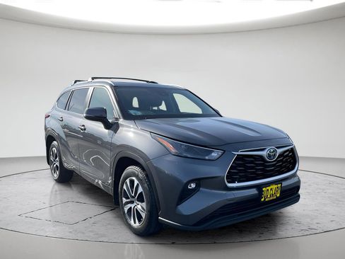 Used 2023 Toyota Highlander XLE AWD/4WD image 1