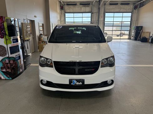 Used 2018 Dodge Grand Caravan SE FWD image 3