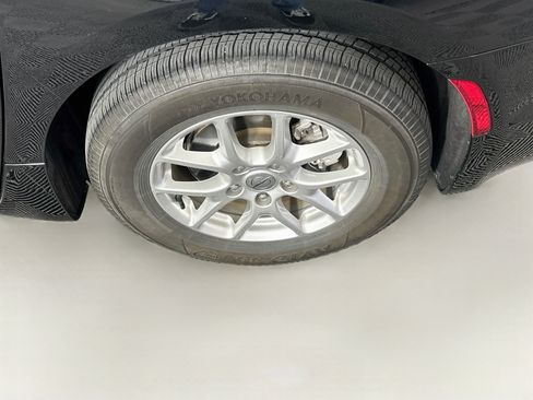 Used 2024 Chrysler Pacifica Touring-L FWD image 11