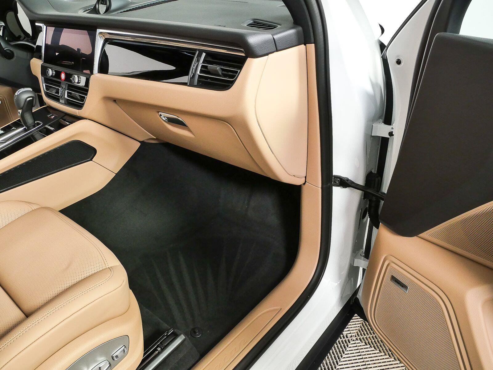 New 2026 Porsche Macan Turbo AWD/4WD image 27