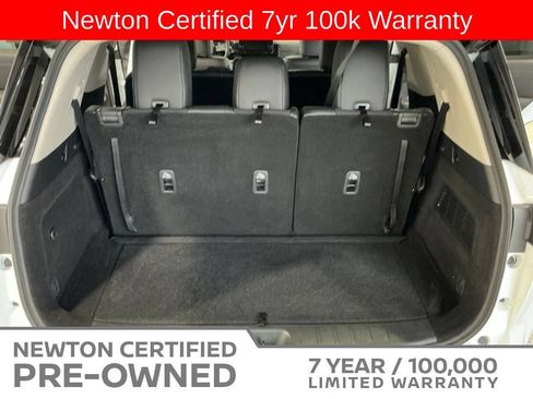 Used 2025 Nissan Pathfinder SL FWD image 22