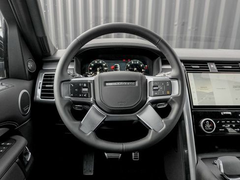 Used 2025 Land Rover Discovery Dynamic SE AWD/4WD image 17