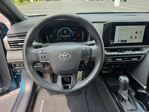Used 2025 Toyota Camry SE FWD image 12