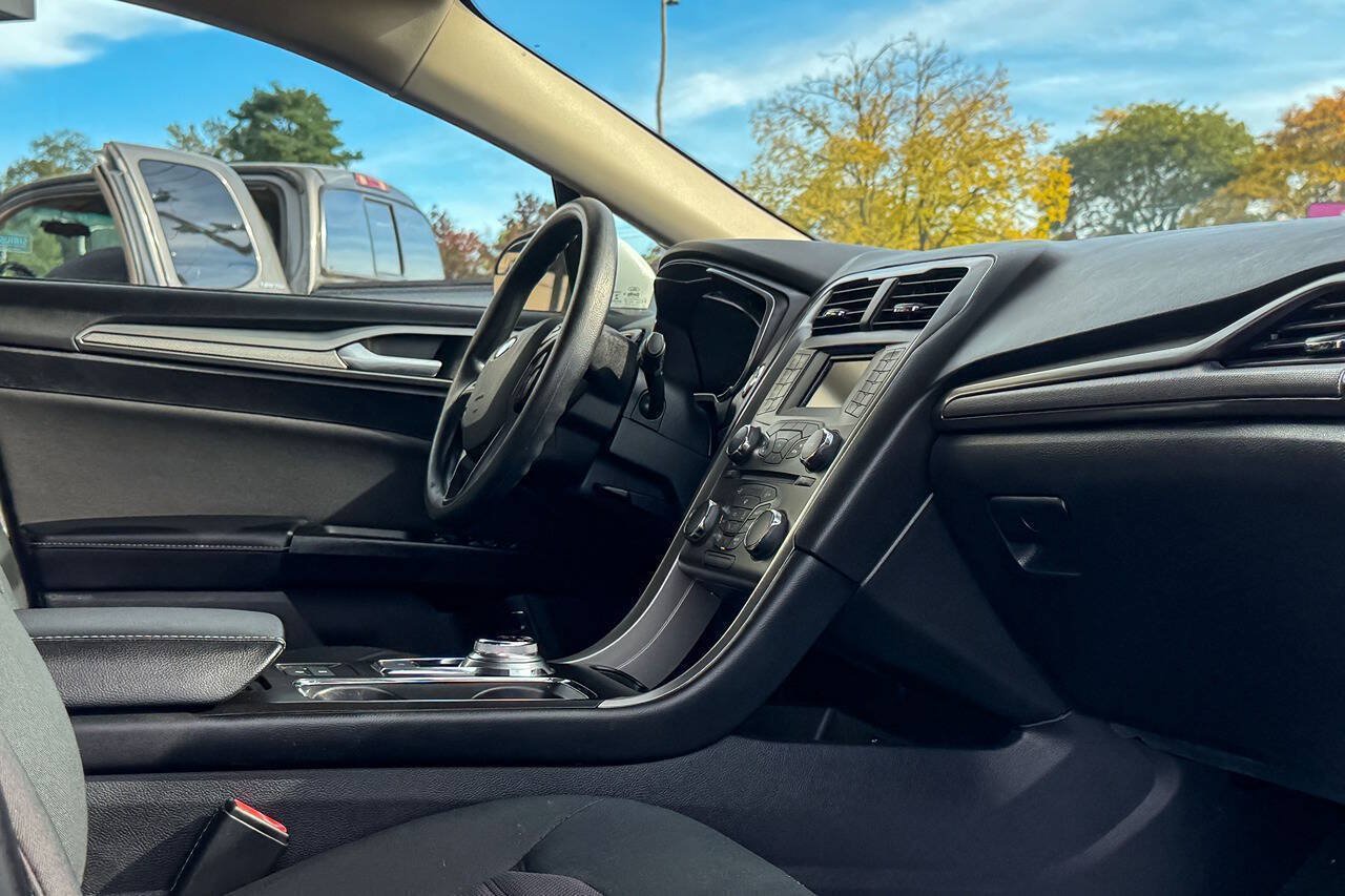 Used 2018 Ford Fusion SE FWD image 13