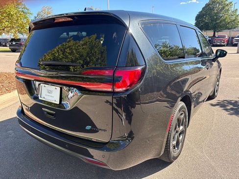 Used 2023 Chrysler Pacifica Touring-L w/ S Appearance Package FWD image 5