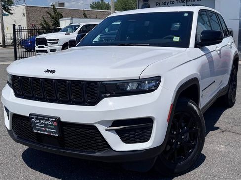 Used 2024 Jeep Grand Cherokee Altitude AWD/4WD image 3