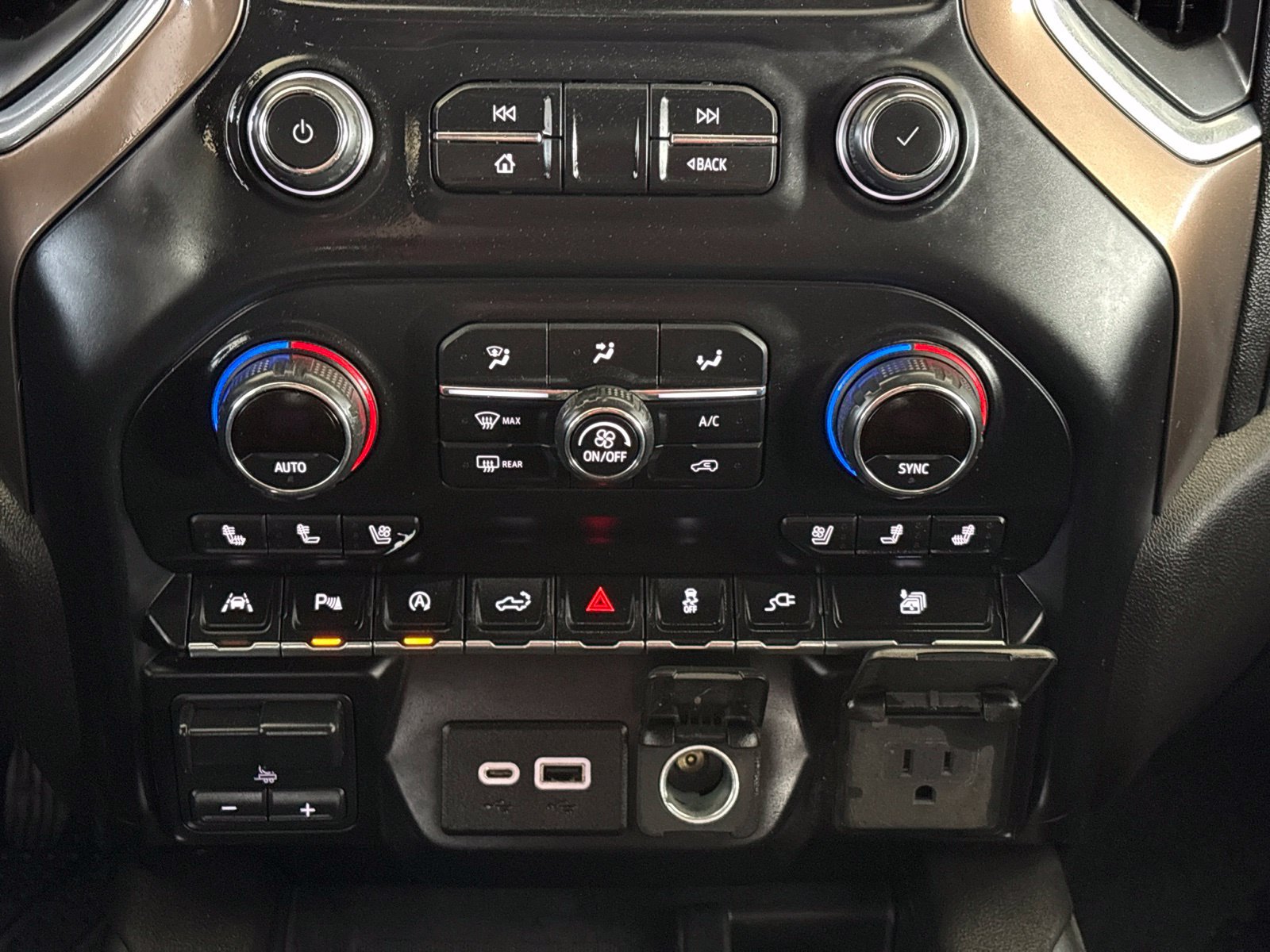 Used 2020 Chevrolet Silverado 1500 High Country w/ Technology Package AWD/4WD image 27
